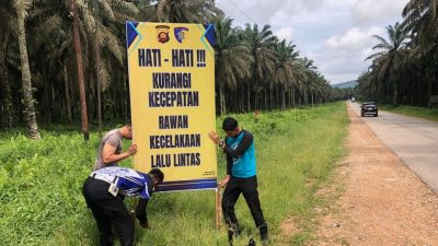Satlantas Polres Sanggau Gencarkan Himbauan Kamseltibcar Lantas Dengan Pemasangan Banner di Jalan Raya