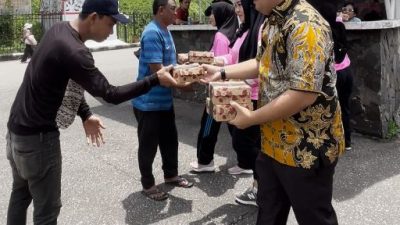 Hangatnya Jumat Berkah, PIMPASA Imigrasi Entikong Bagikan Makanan untuk Masyarakat PLBN